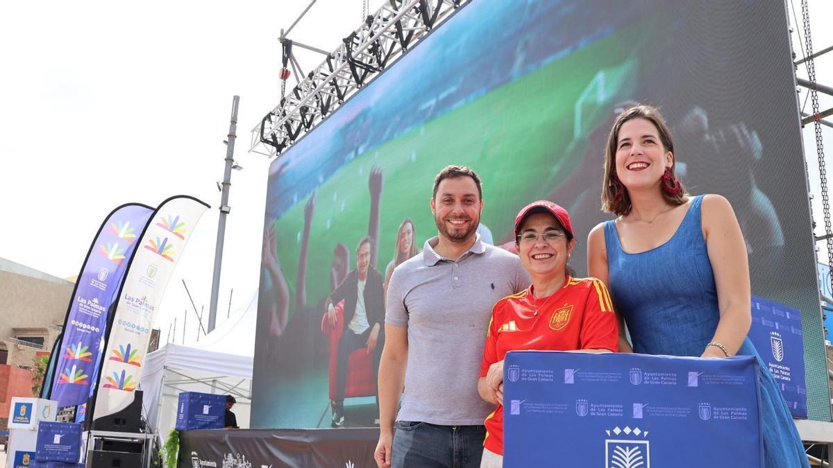 La alcaldesa, Carolina Darias, junto a la concejal de Deportes, Carla Campoamor, y el gerente del IMD, Eloy García, este domingo, en la Plaza de la Música