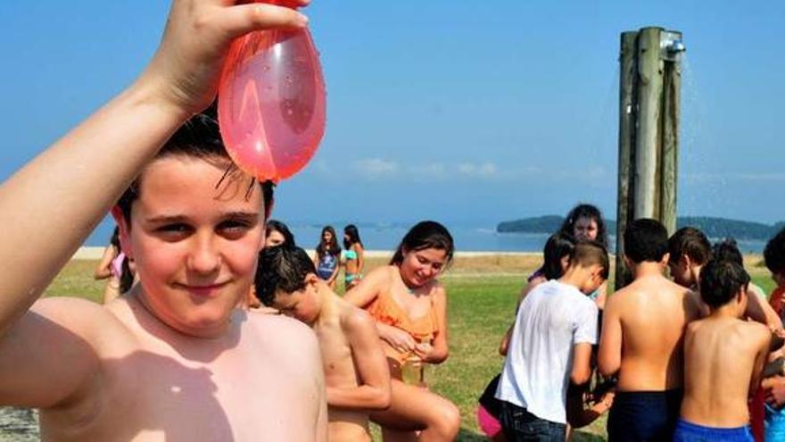 Un momento de la estancia de los escolares llegados desde Santiago a la playa vilagarciana de A Compostela.