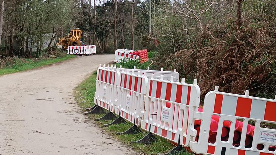 Obras para enterrar la linea de media tensión sobre la parcela de Milladoiro destinada al futuro colegio