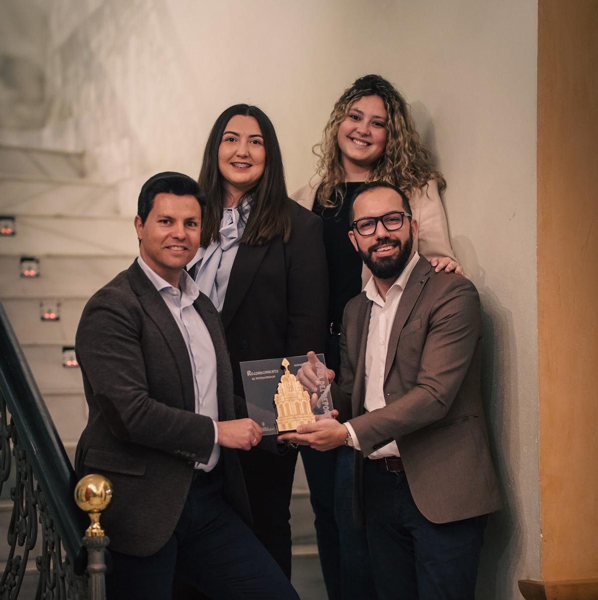 Equipo de OVB Almendralejo con el galardón.