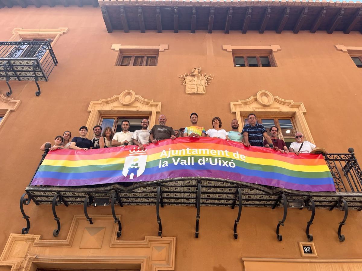 Después de la lectura del manifiesto de esta edición se ha desplegado la bandera con los colores que representan en la comunidad LGTBIQ+ desde el balcón del ayuntamiento.