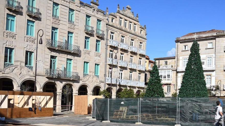 Primeras bases para el poblado navideño en la Praza da Ferrería.
