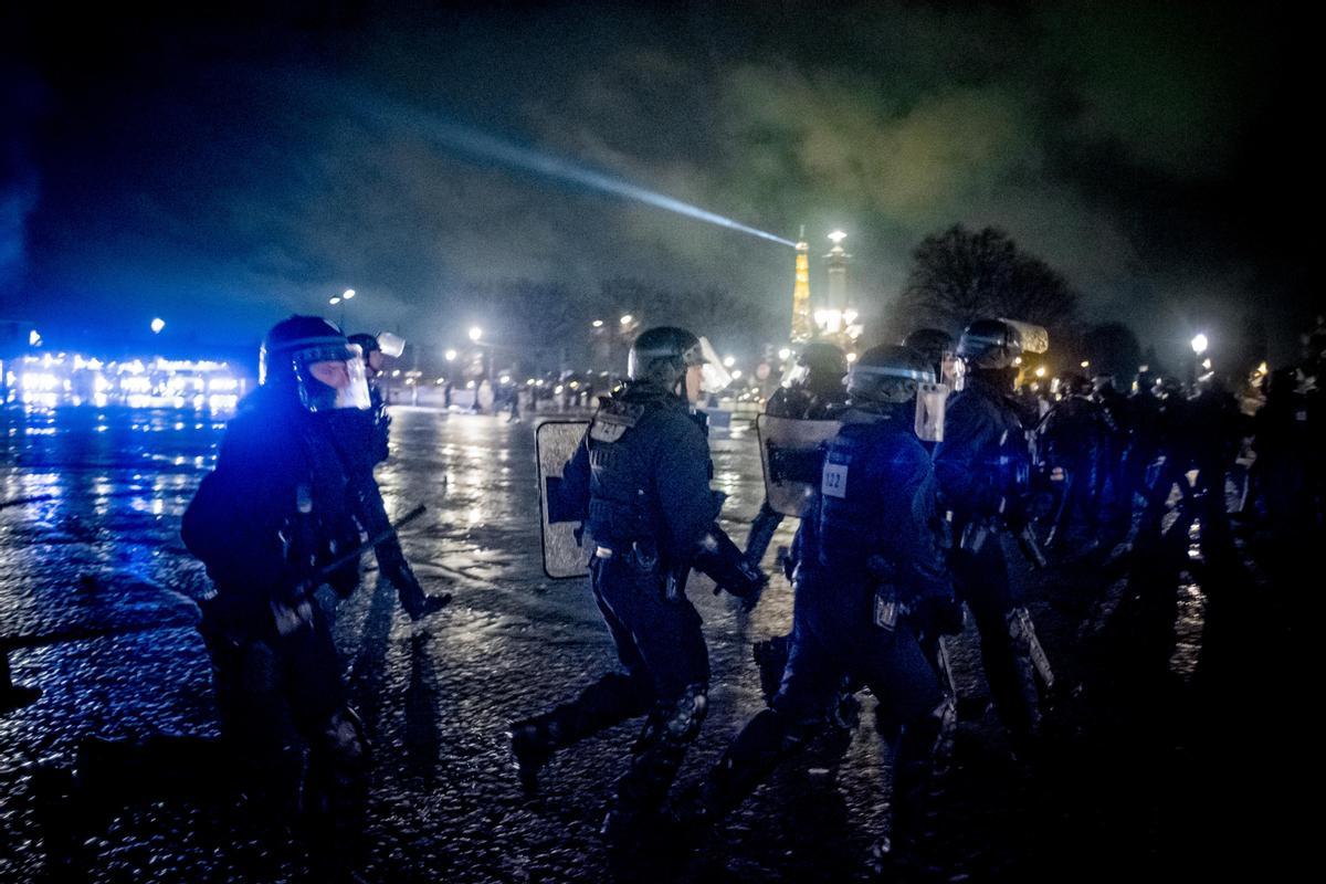 Detenidas 200 personas en París tras una noche de disturbios contra la reforma de las pensiones de Macron