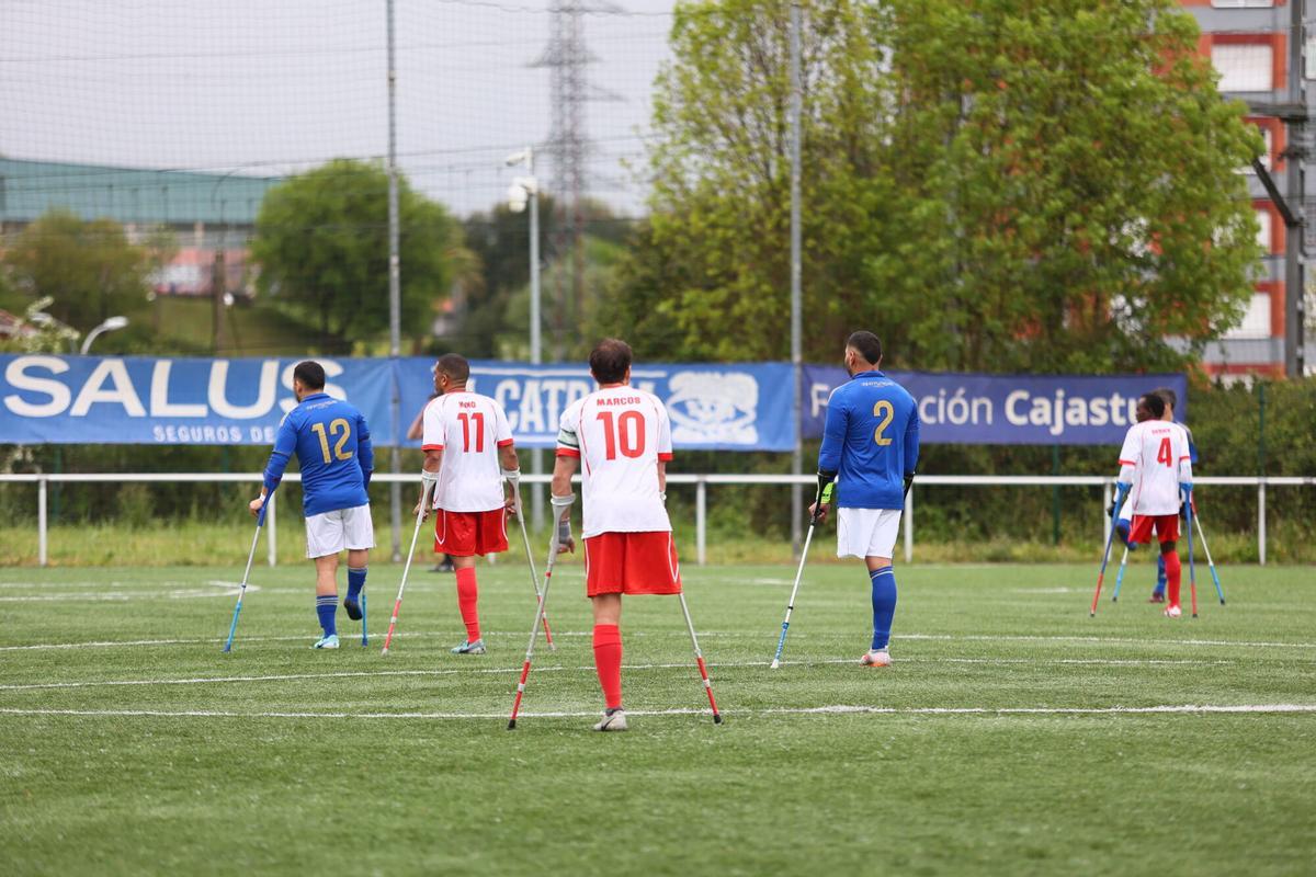 EN IMÁGENES: Así se juega al fútbol con una pierna menos y dos muletas EN IMÁGENES: Así se juega al fútbol con una pierna menos y dos muletas