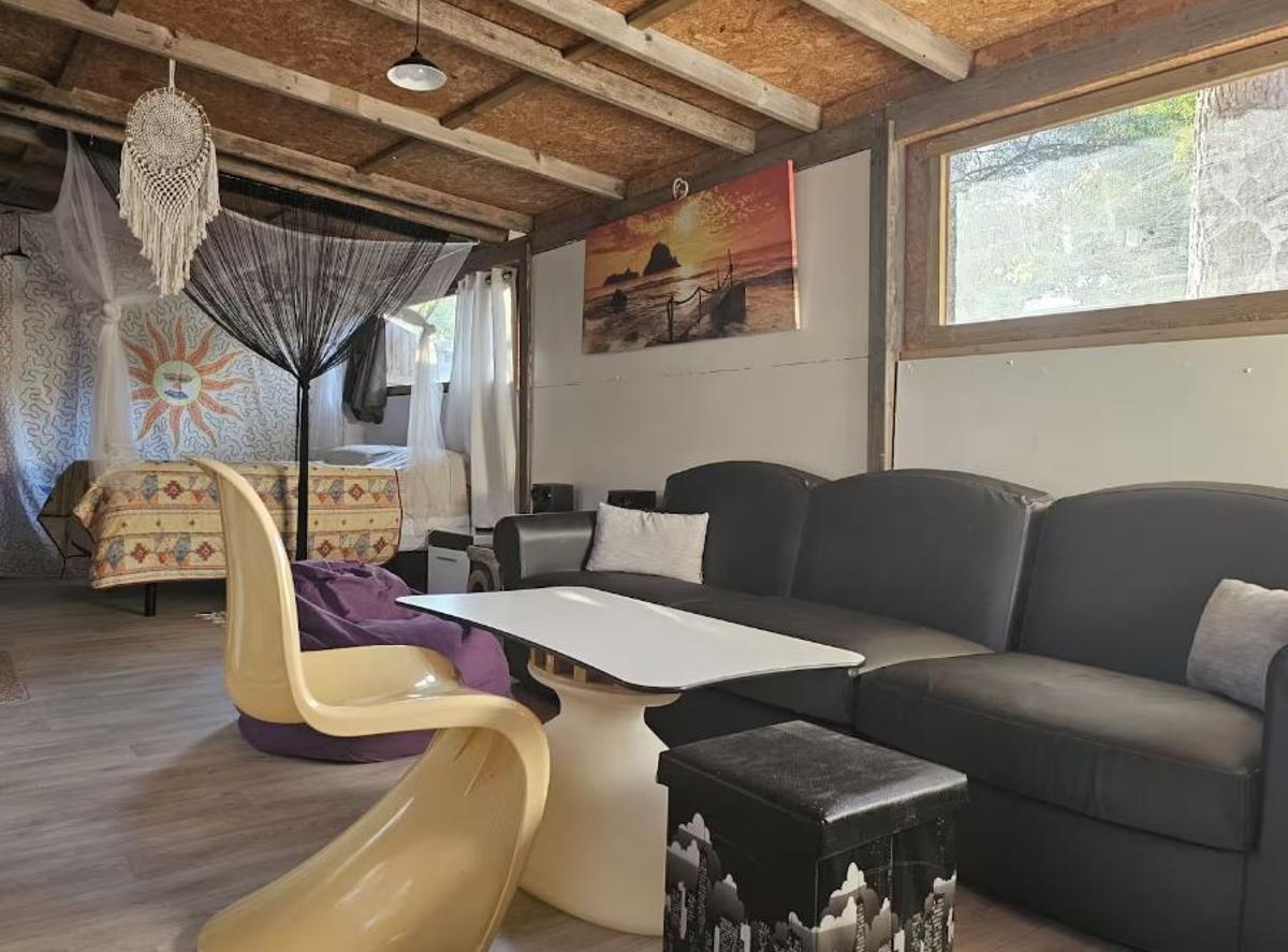 Galería: Alquilan una casa de madera en el bosque como vivienda turística en Ibiza