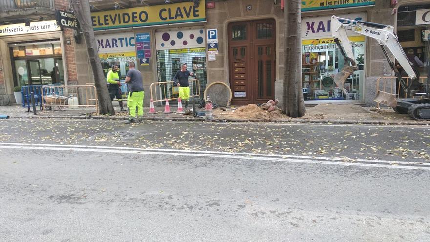 Una fuita d’aigua en una canonada de fibrociment deixa sis hores sense aigua vuit escales de Girona