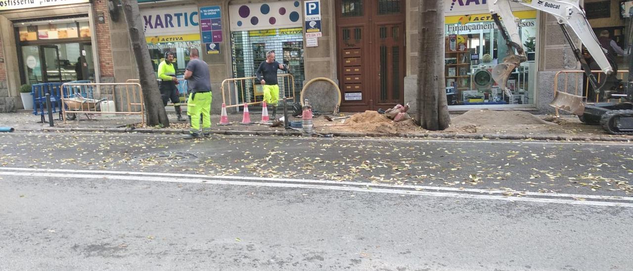 Operaris treballant a la zona afectada.