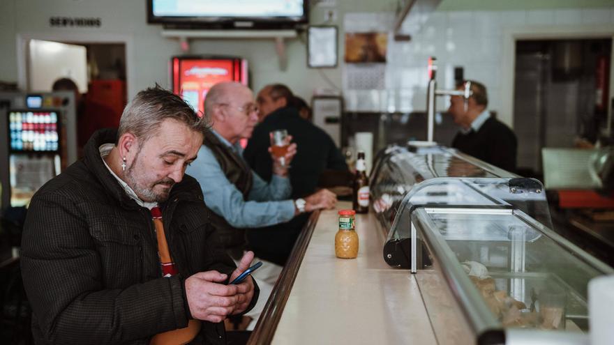 FOTOS | Se traspasa el Bar Junior de Santa Catalina de  Palma, el último refugio de la clientela local