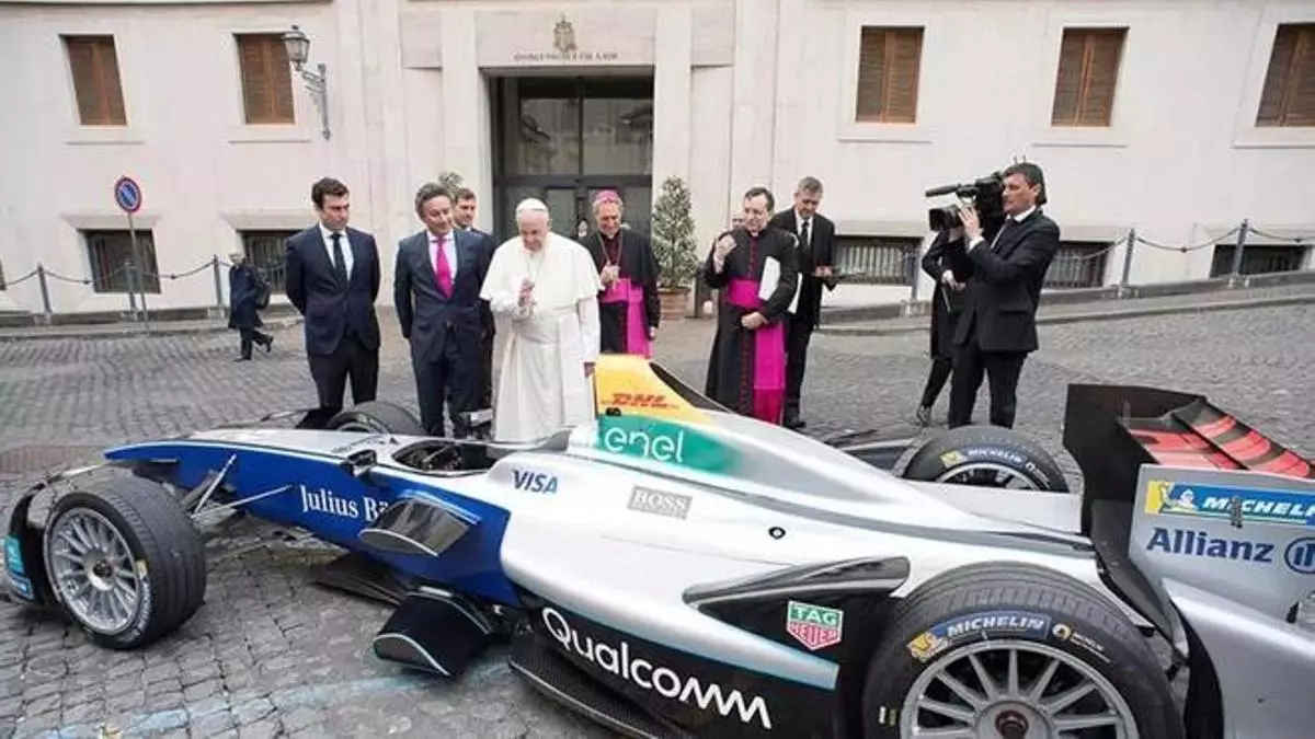 La tradición de los Papas con el automovilismo de competición: llegó a bendecir un Fórmula E