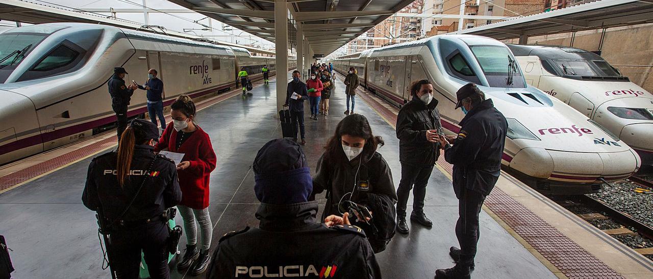 Controles policiales durante el puente de San José que se repetirán en Semana Santa en todo el territorio valenciano. | RAFA ARJONES