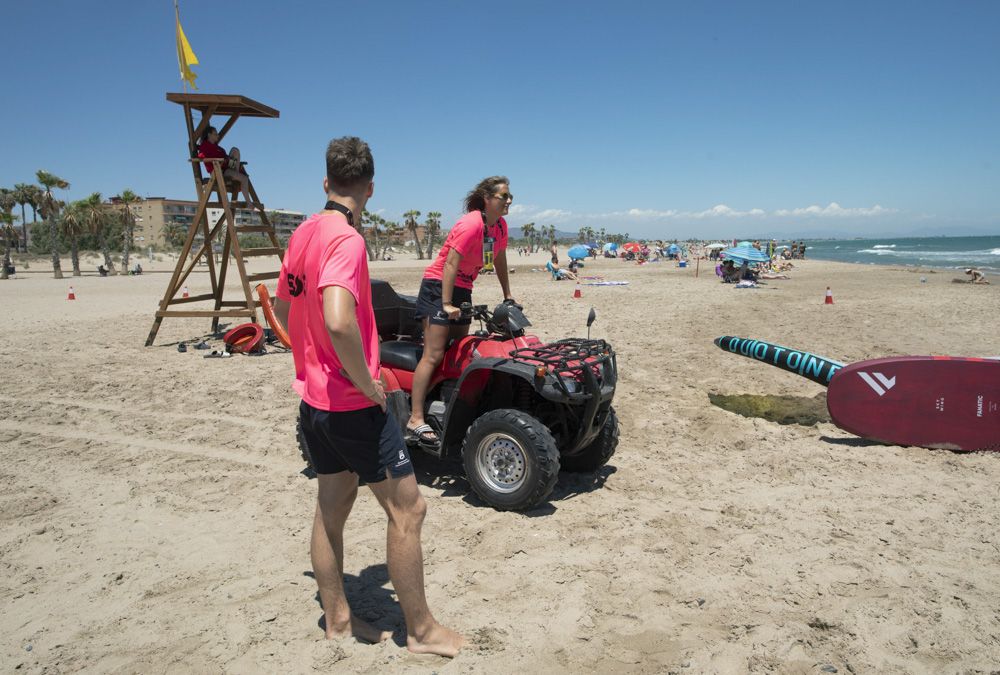 Canet iza sus banderas de calidad y presenta su dispositivo de playa.