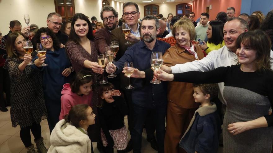 Un momento del brindis navideño en la sede del PSOE. | MARA VILLAMUZA