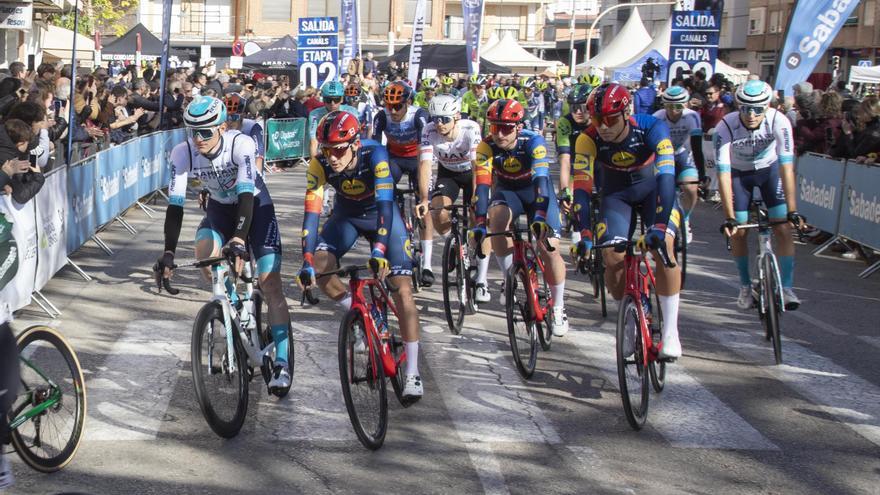 La Volta a la Comunitat Valenciana congrega en Canals a los amantes del ciclismo