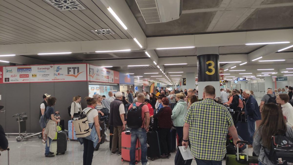 Viel los am FTI-Schalter auf dem Flughafen Mallorca.