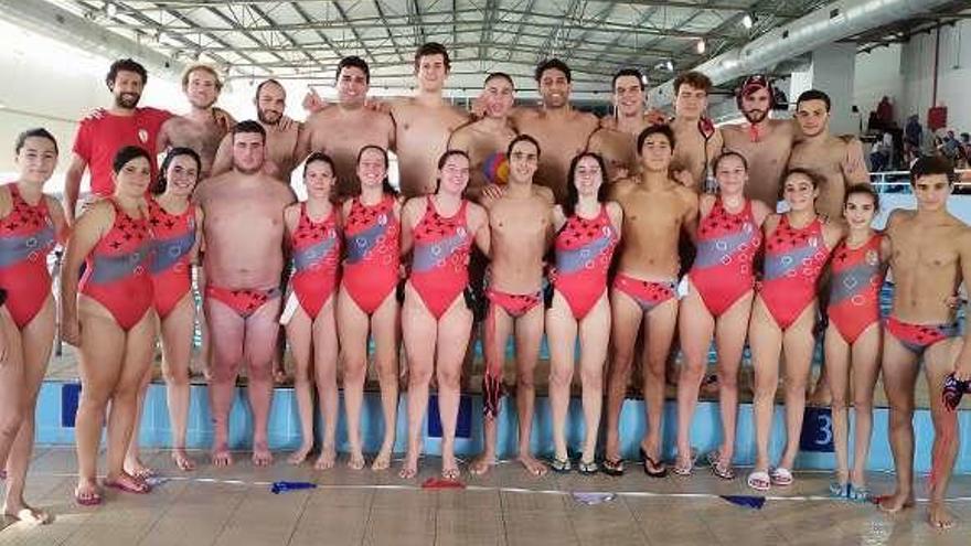 Equipos masculino y femenino del CW Pontevedra. // FdV