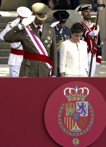 Los Reyes Felipe y Letizia en la Plaza de La Lealtad, durante el desfile militar celebrado con motivo de la celebración del Día de Las Fuerzas Armadas que presiden por vez primera vez.