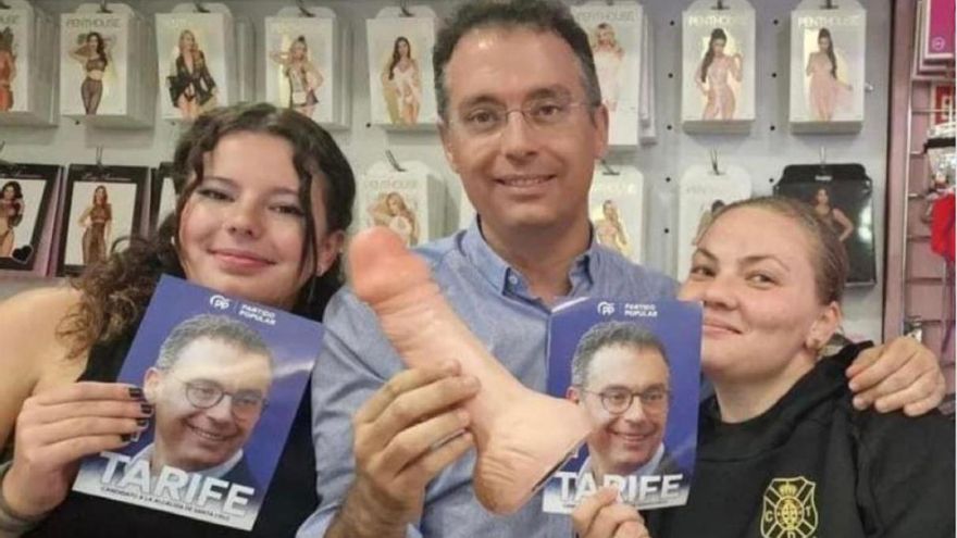 Carlos Tarife, candidato del PP en Santa Cruz de Tenerife, posa con un pene en la mano y agita las redes