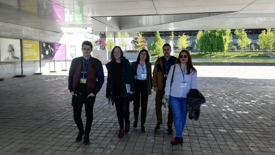 De izquierda a derecha, los ingenieros de Aperta: Adrián Lombardía, María Cabrero, Marta Blanco, Miguel Otero y Sara Berezo.