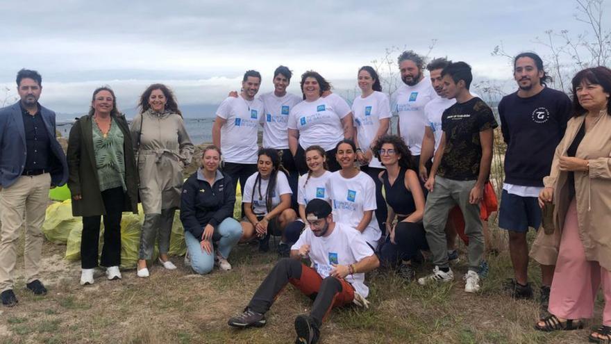 Voluntarios y representantes de la Xunta y el Concello. | // FDV
