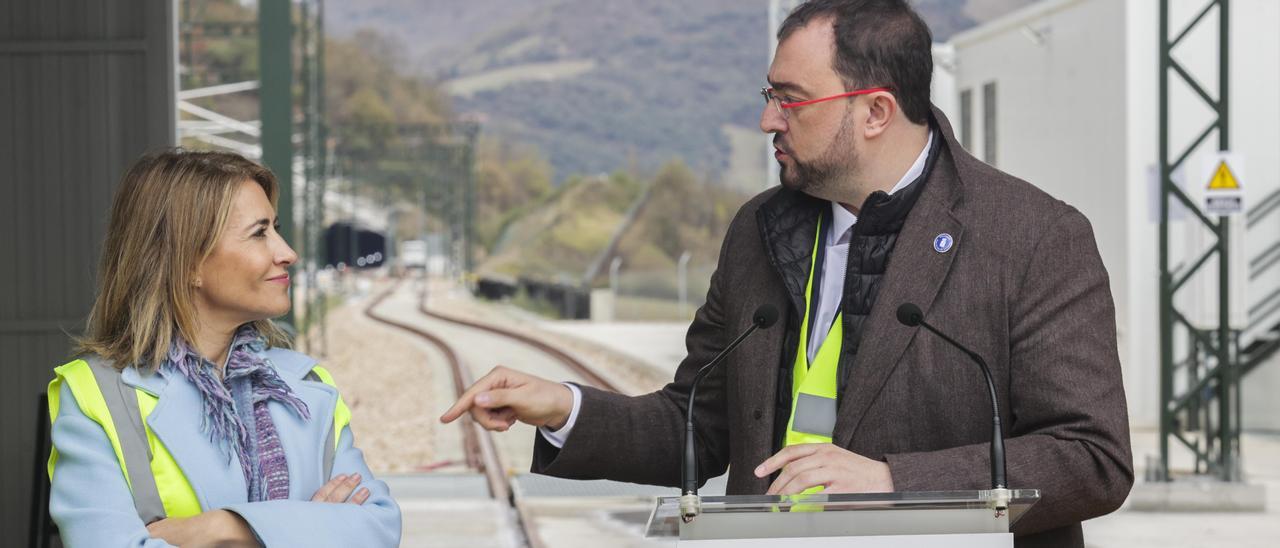 Adrián Barbón se dirige a la ministra de Transportes en una imagen de archivo durante las primeras pruebas del AVE.