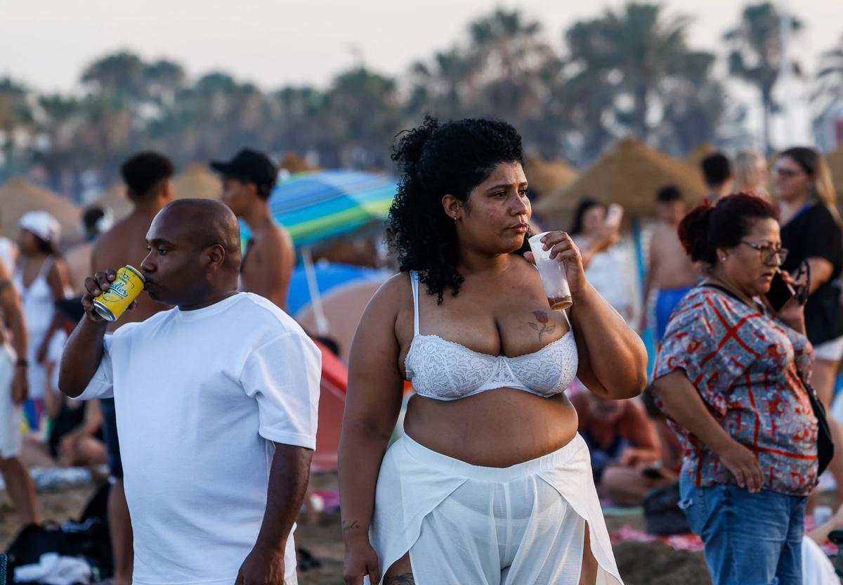 Todas las fotos de una noche de San Juan sofocante en las playas de València