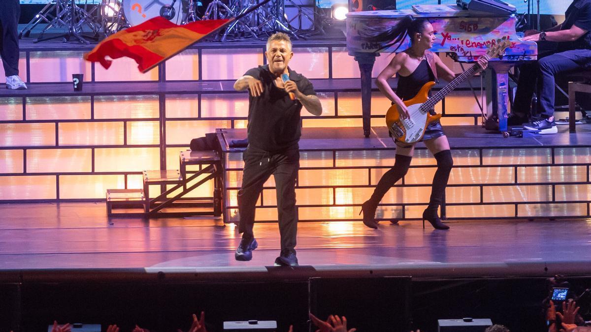 Alejandro Sanz, durante su concierto en el  Marenostrum Fuengirola este viernes, 24 de julio de 2026.