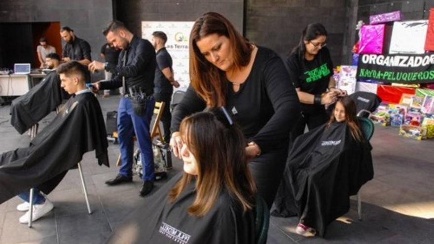 Un corte de pelo por un juguete