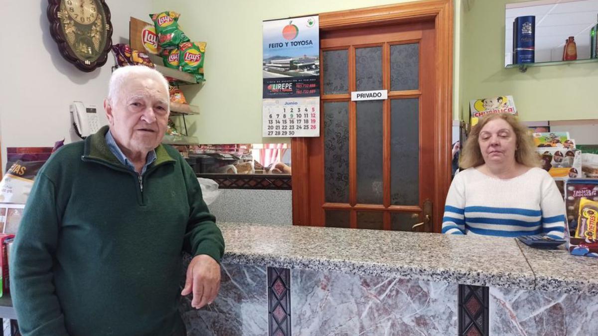 Cándido Fuertes y su hija, Josefina, en el comercio mixto familiar.