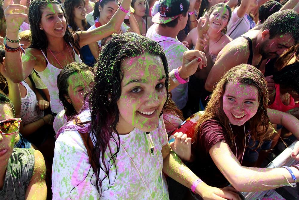 Más de 3.000 personas sufrieron los "cañonazos" de pintura líquida de todos los colores en la primera fiesta "Midnight Water Colour" de Galicia