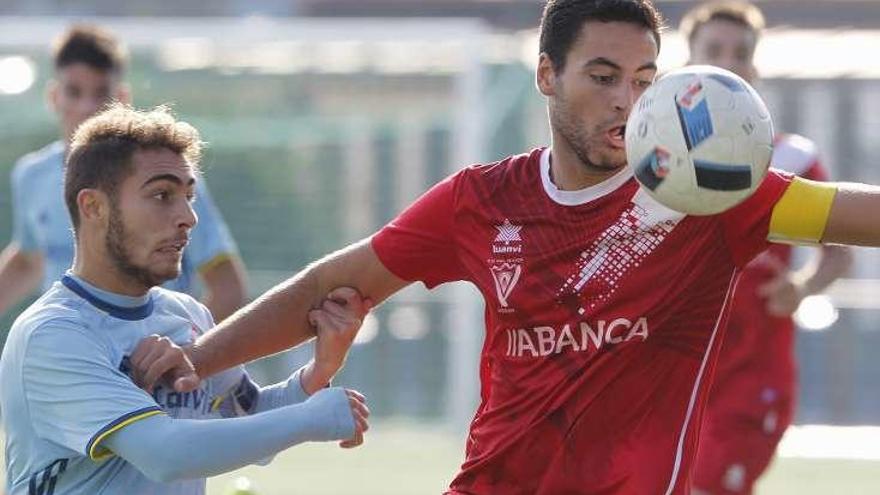 Un jugador del Val Miñor intenta controlar el balón. // Ricardo Grobas