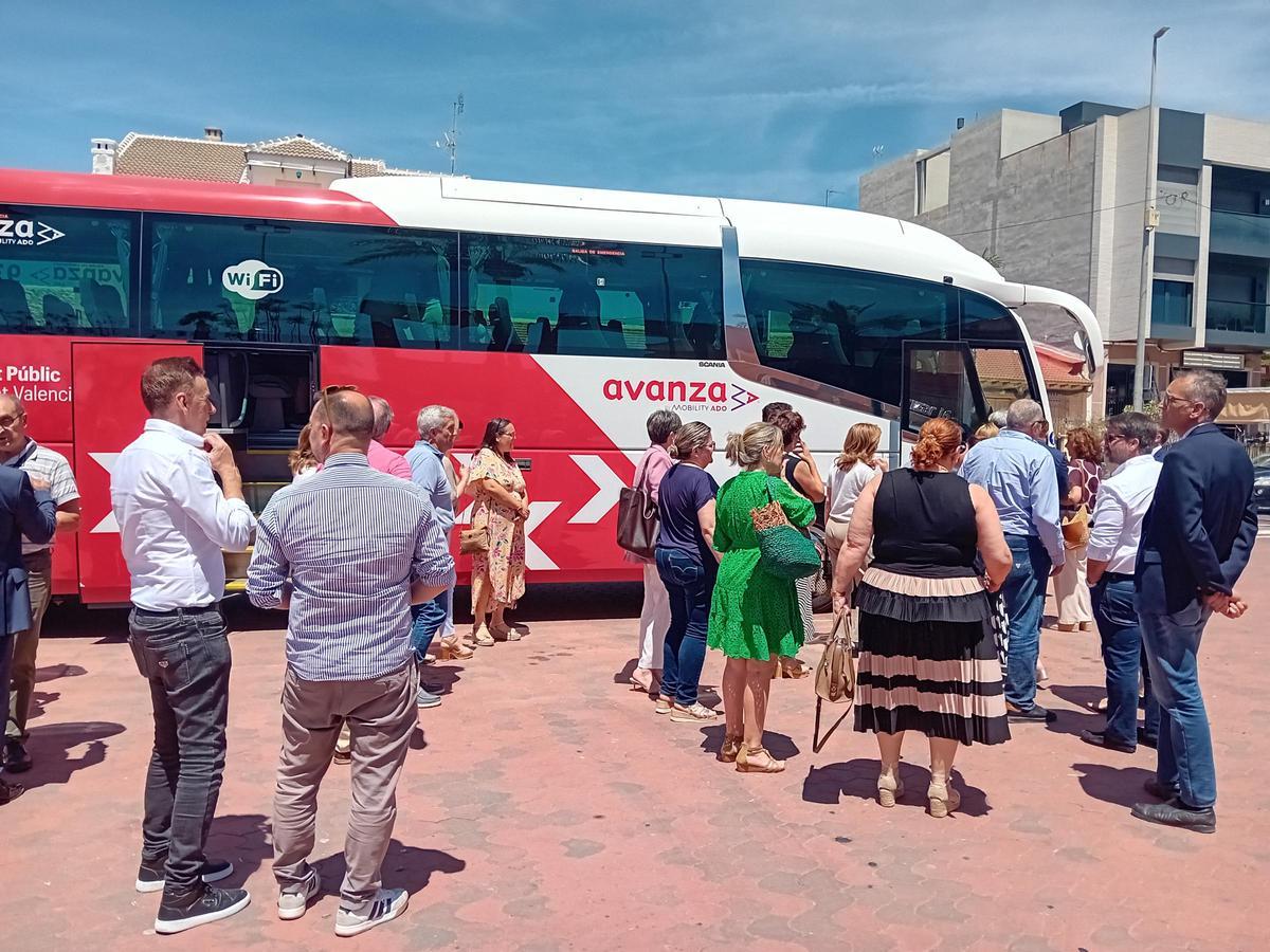 La Generalitat presenta en Los Montesinos una nueva ruta de autobuses en la Vega Baja