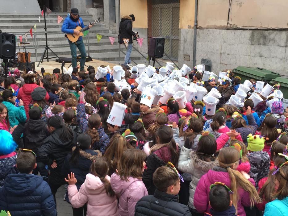 Berga enceta el Carnestoltes amb l'esmorzar de disfresses dels escolars