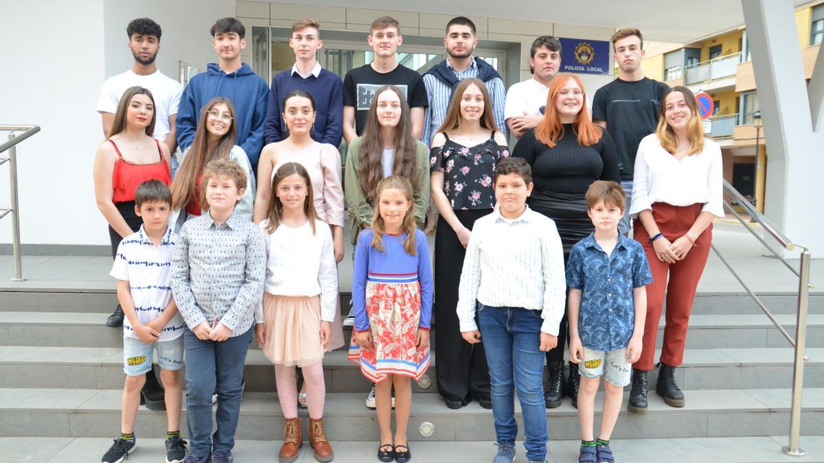 Foto de familia de las reinas de Orpesa y sus respectivas cortes de honor.
