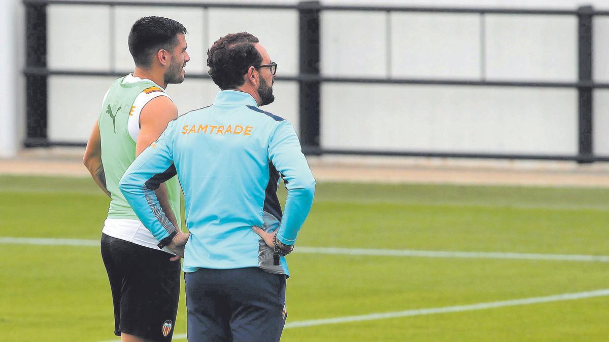 José Bordalás y Maxi Gómez conversan en la ciudad deportiva de Paterna.
