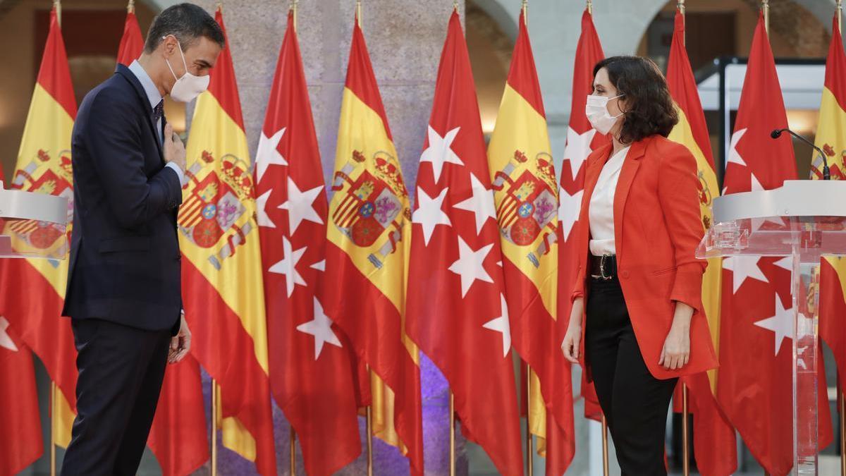 El presidente del Gobierno, Pedro Sánchez, y la presidenta de la Comunidad de Madrid, Isabel Díaz Ayuso, en la reunión que mantuvieron en septiembre de 2020 tras la pandemia.
