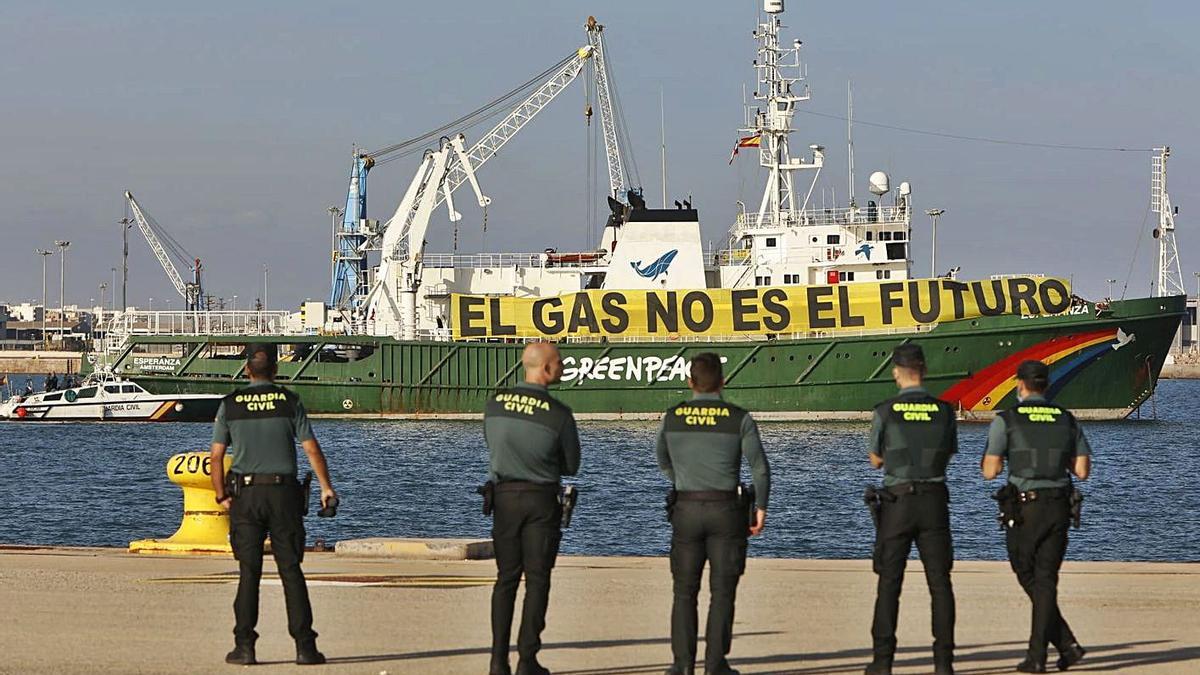 Guardias civiles, al abordar el buque de Greenpeace. | DANIEL TORTAJADA