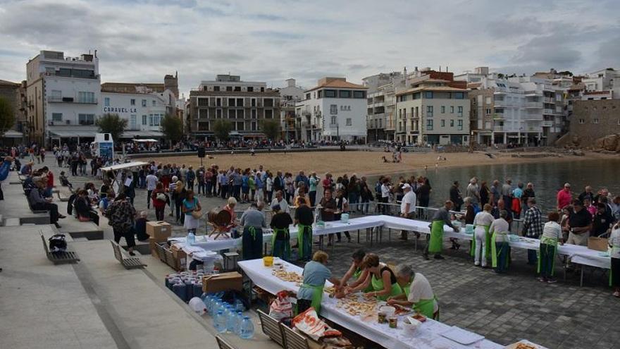 La ruta omple el passeig marítim de gent.