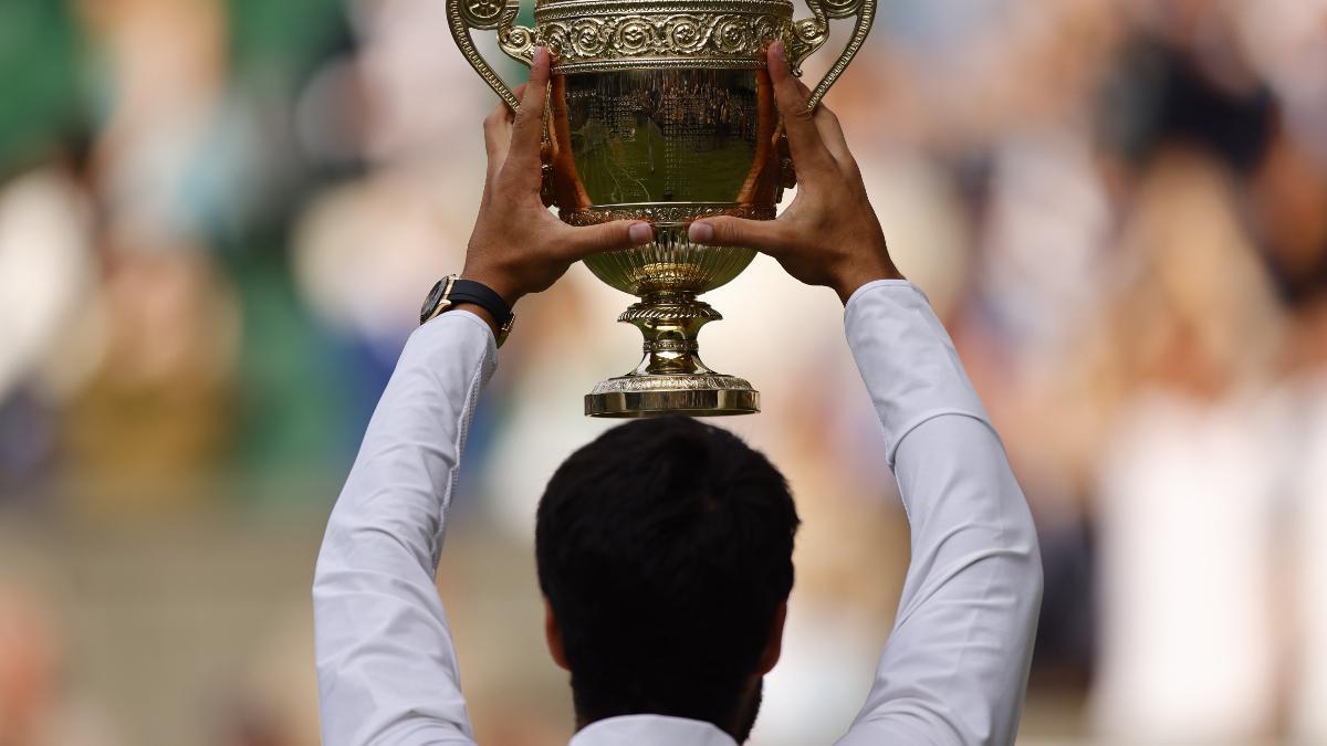 Alcaraz con el trofeo de Wimbledon conquistado en 2023