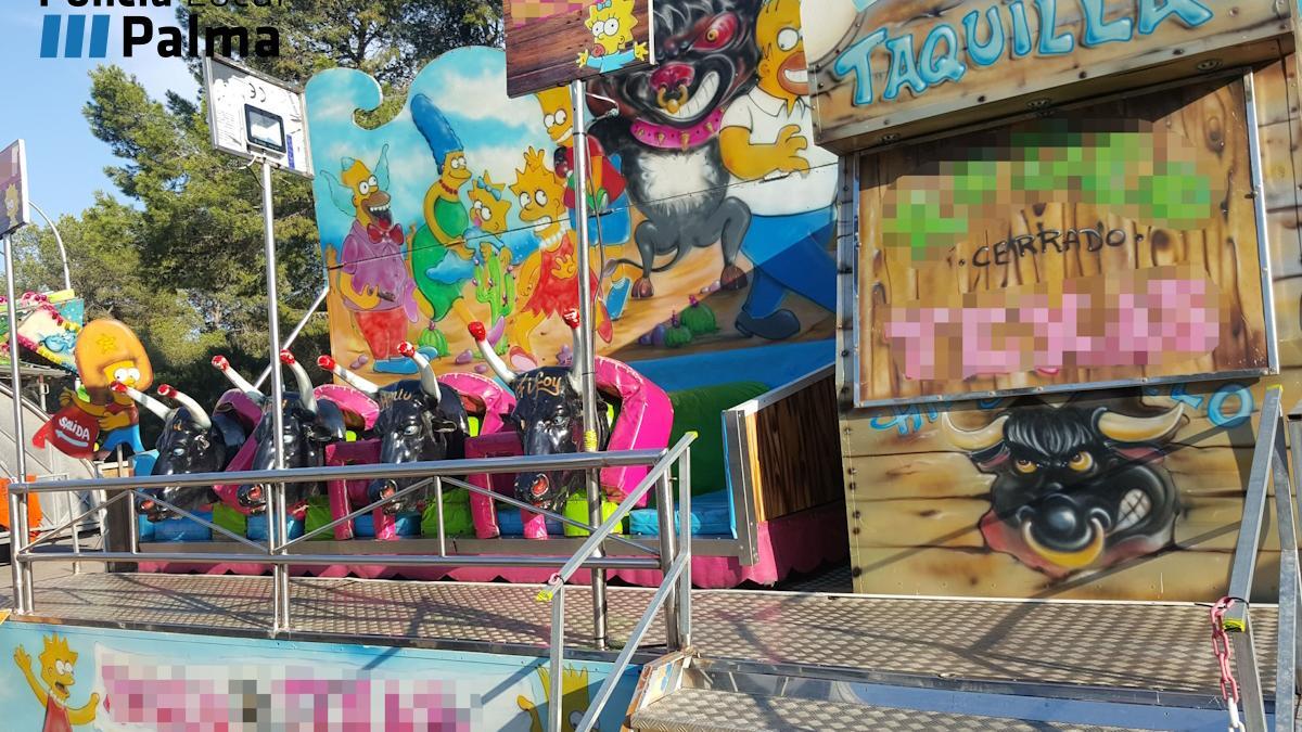 La atracción de feria que contenía el remolque retirado.