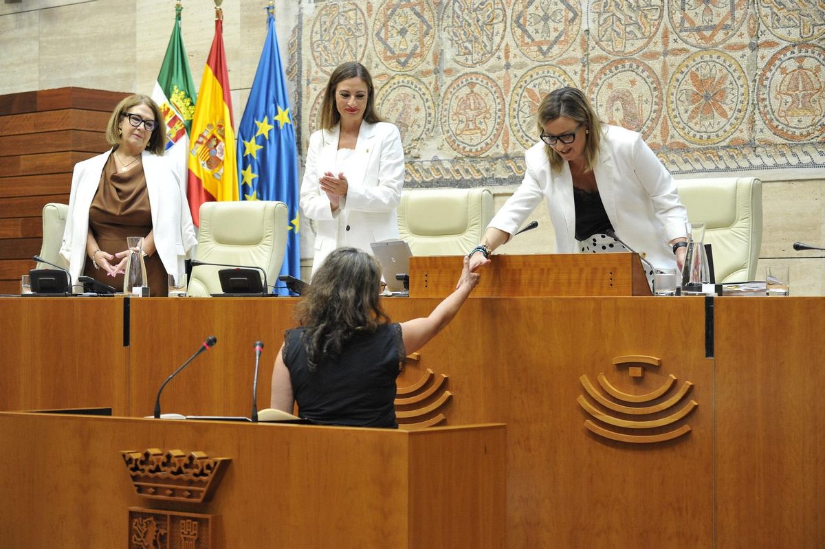 La presidenta de la Asamblea , Blanca Martín, da la bienvenida a la nueva diputada.