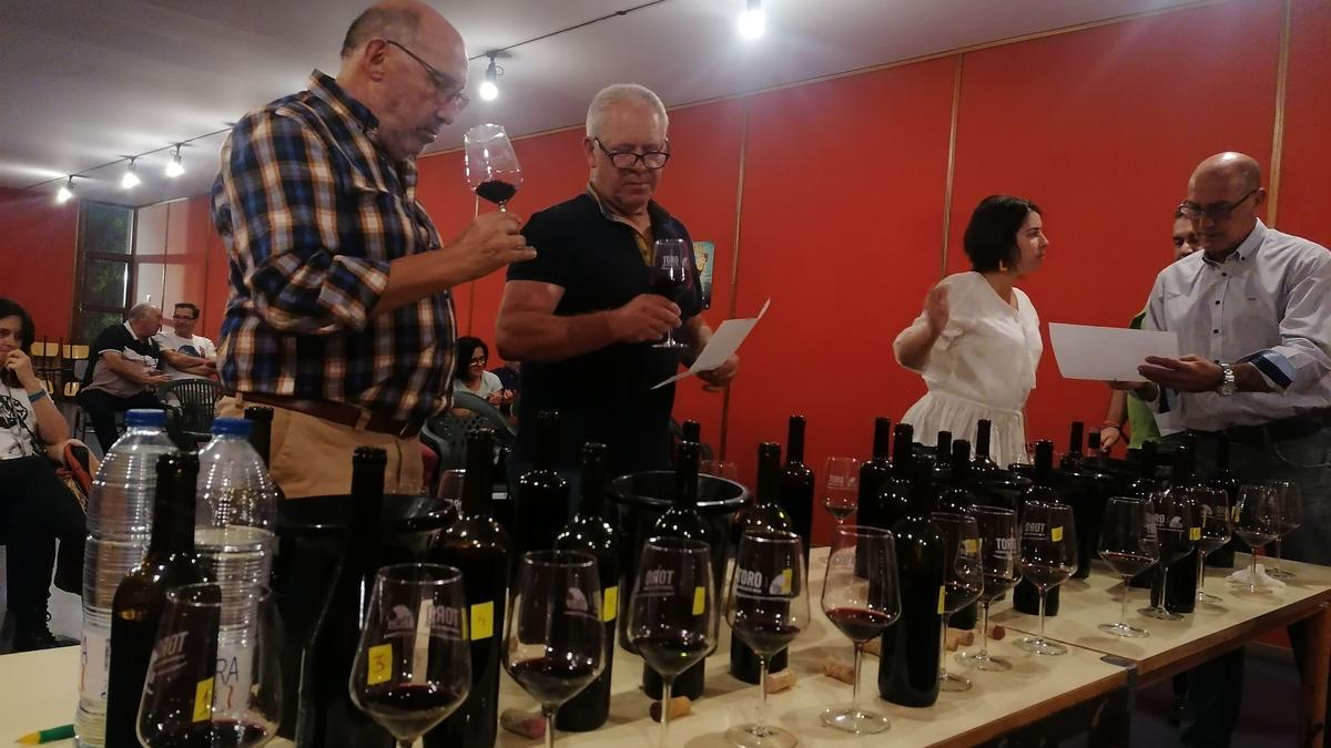 Catadores prueban las muestras presentadas al concurso de vinos caseros