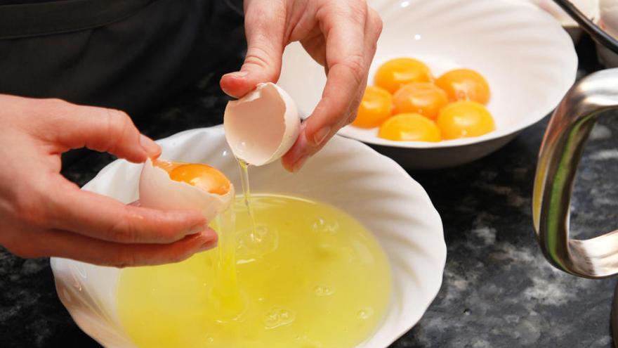 Cocinar bien los  huevos previene la salmonelosis.
