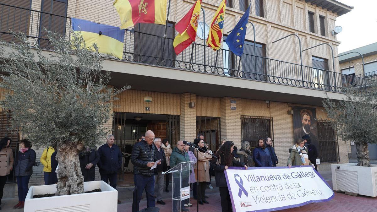 Alrededor de un centenar de personas se han congregado en la plaza de España de Villanueva de Gállego para condenar el asesinato de Mari Carmen, de 39 años, quien fue asesinada en la localidad presuntamente por su expareja y padre de su hijo, de 6 años, que estaba presente en el momento de los hechos.