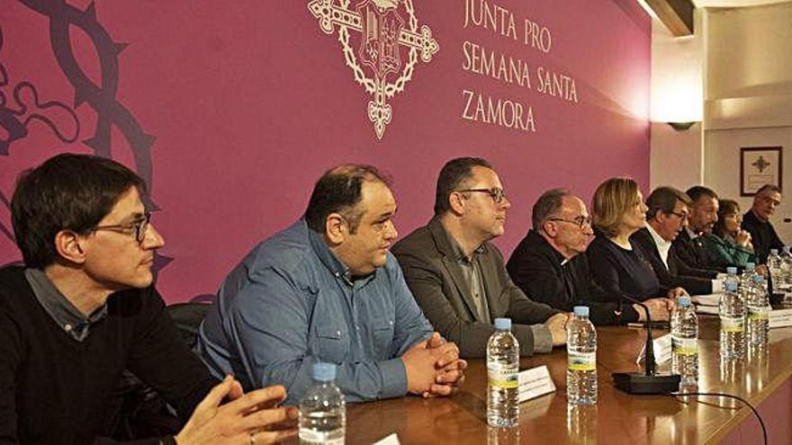 Representanes de instituciones y de la Junta pro Semana Santa en la asamblea general.