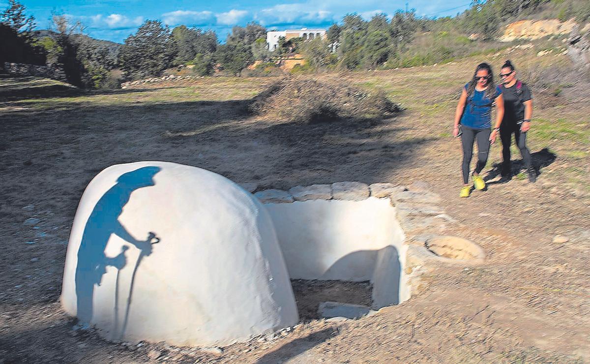 Senderistas en la ruta de los pozos de Benirràs.