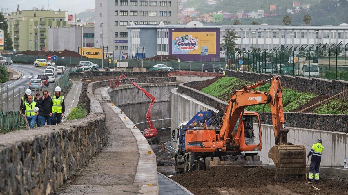 Una jornada de trabajo en una de las grandes obras públicas de las Islas: la de la pasarela del Padre Anchieta, en La Laguna.