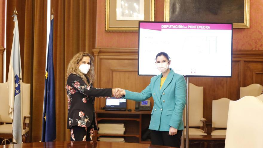 Carmela Silva y Leticia Santos, hoy, sellando el convenio.