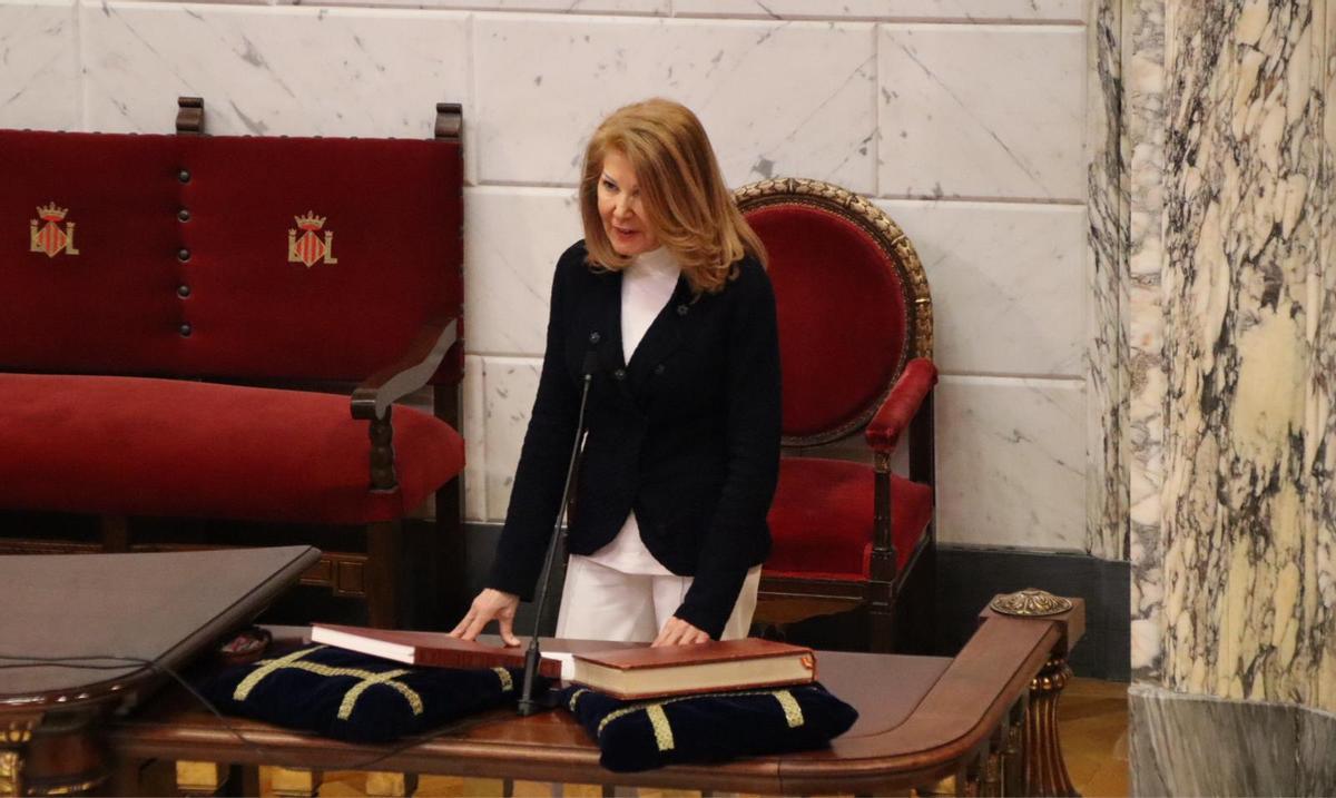 María Pérez tomando posesión como nueva concejala de València.