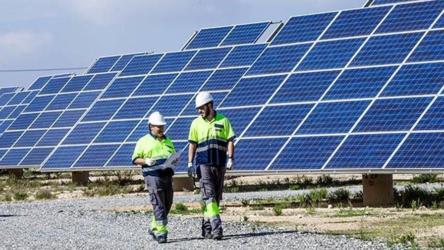 En Santa Pola, Hidraqua ha invertido 7 millones de euros en la construcción de un huerto solar para la generación de energía eléctrica.