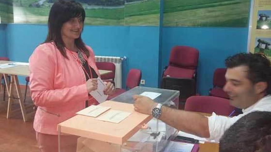 Amelia Fernández, futura alcaldesa, votando al mediodía de ayer en el colegio de El Valle.